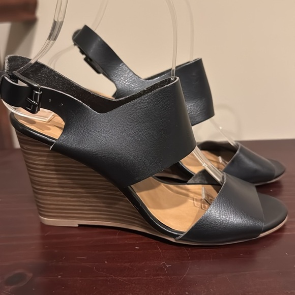 Old Navy black wide strap high wedge heel sandals, size 7 - Picture 6 of 12